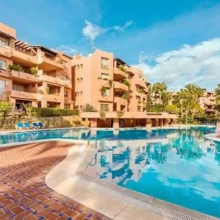 Oleholidays Oasis Junto A Puente * マルベーリャ
